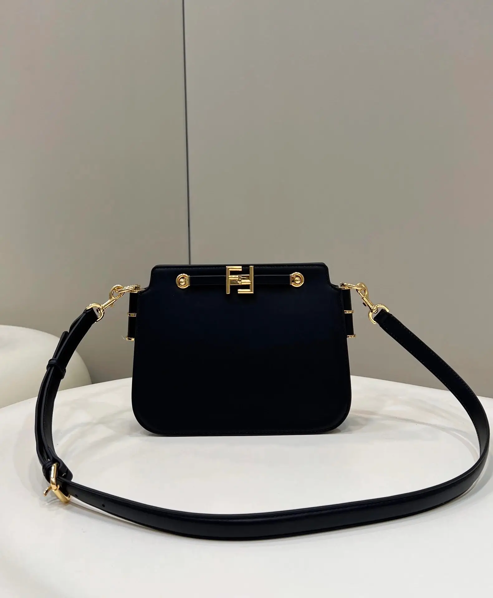 Fendi Crossbody Bags 3 · Fendi 1:1 rep bag from $93 · DHL from Guangzhou, China